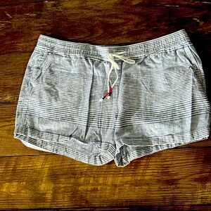 Vineyard Vines Sz L elastic waist shorts